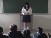 櫻花學生妹 上原亜衣 校園被班里的男同學們瘋狂強暴